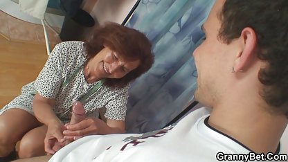 Ibu bokep tokyo hot menunjukkan anak bagaimana untuk menghisap kontol